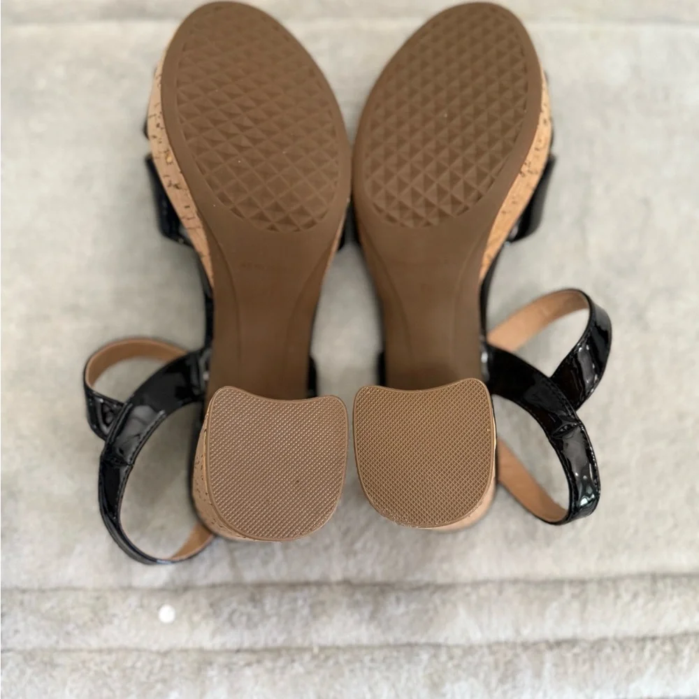 AEROSOLES features blocky